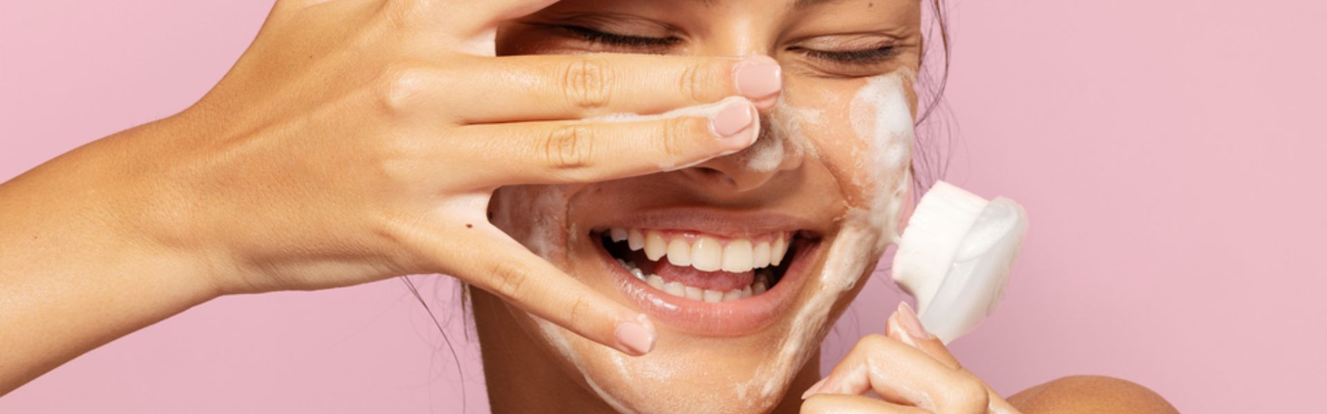 Oczyszczanie i demakijaż – jak prawidłowo myć twarz?