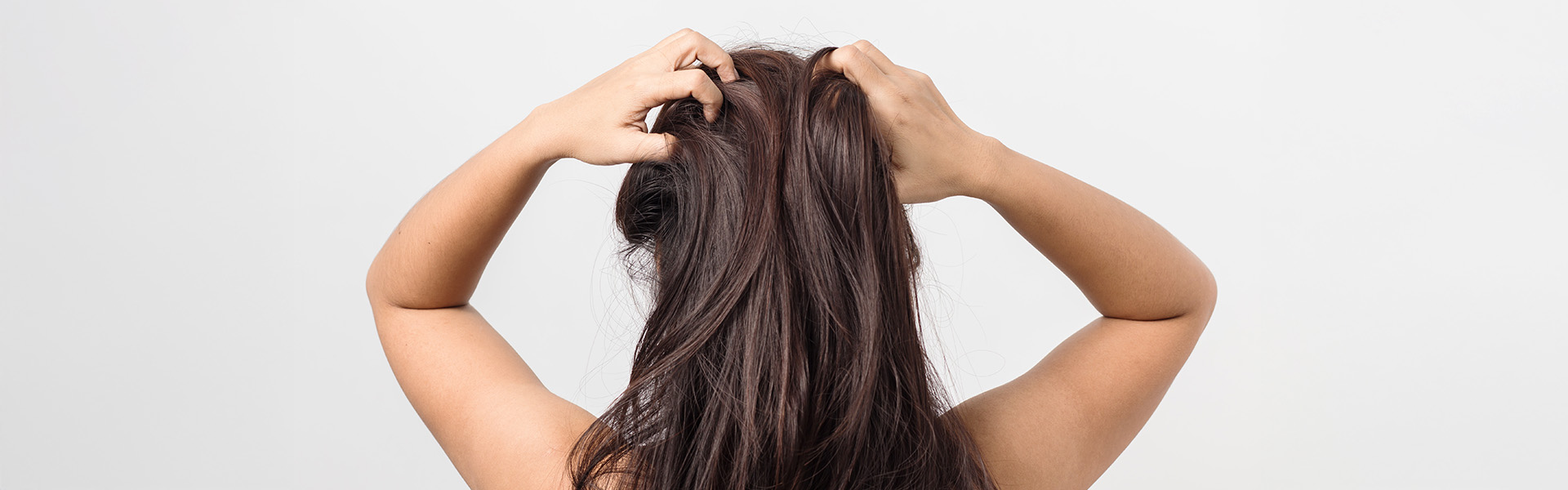 Dlaczego skóra głowy swędzi? Poznaj 8 przyczyn swędzenia skóry głowy!