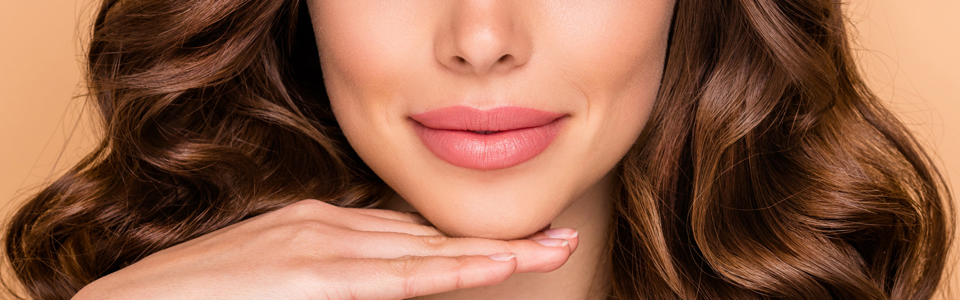 Co na pękające kąciki ust? Skuteczne sposoby na suche, popękane i spierzchnięte usta