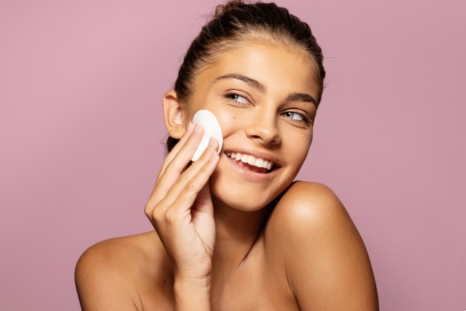 Na czym polega dwuetapowe oczyszczanie twarzy i jak je dobrze przeprowadzić?