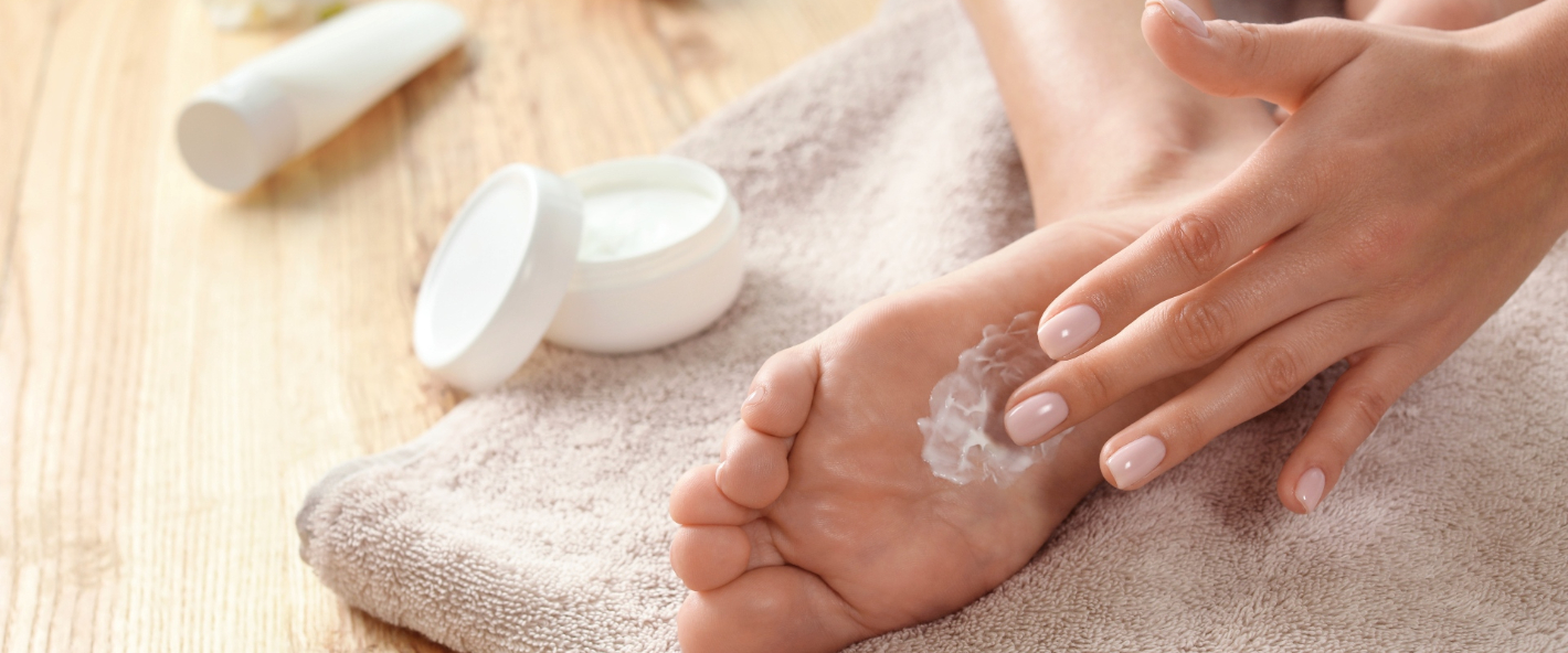 Mocznik na stopy – skuteczny sposób na suchą i popękaną skórę