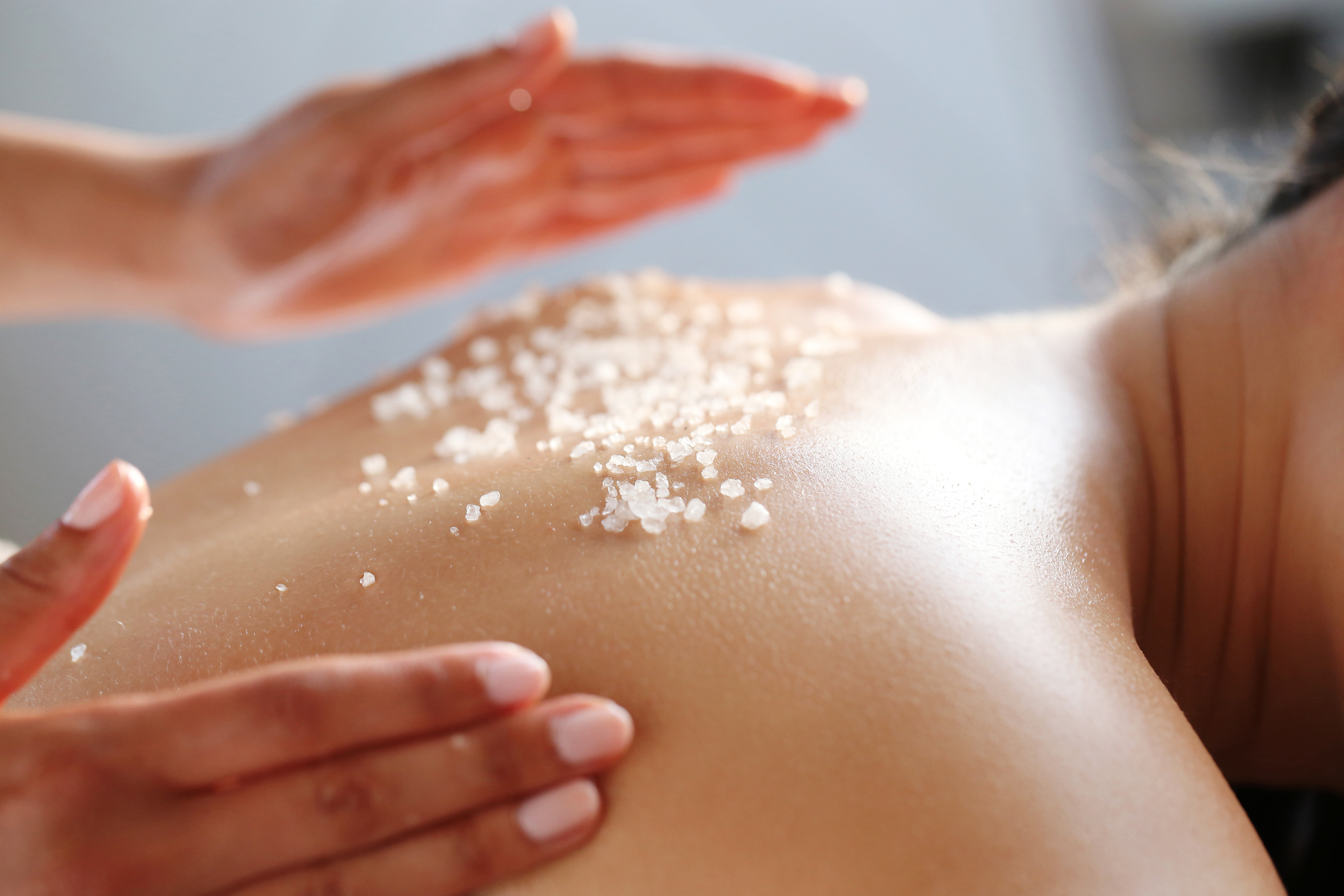 Peeling solny a cukrowy – różnice i zastosowanie